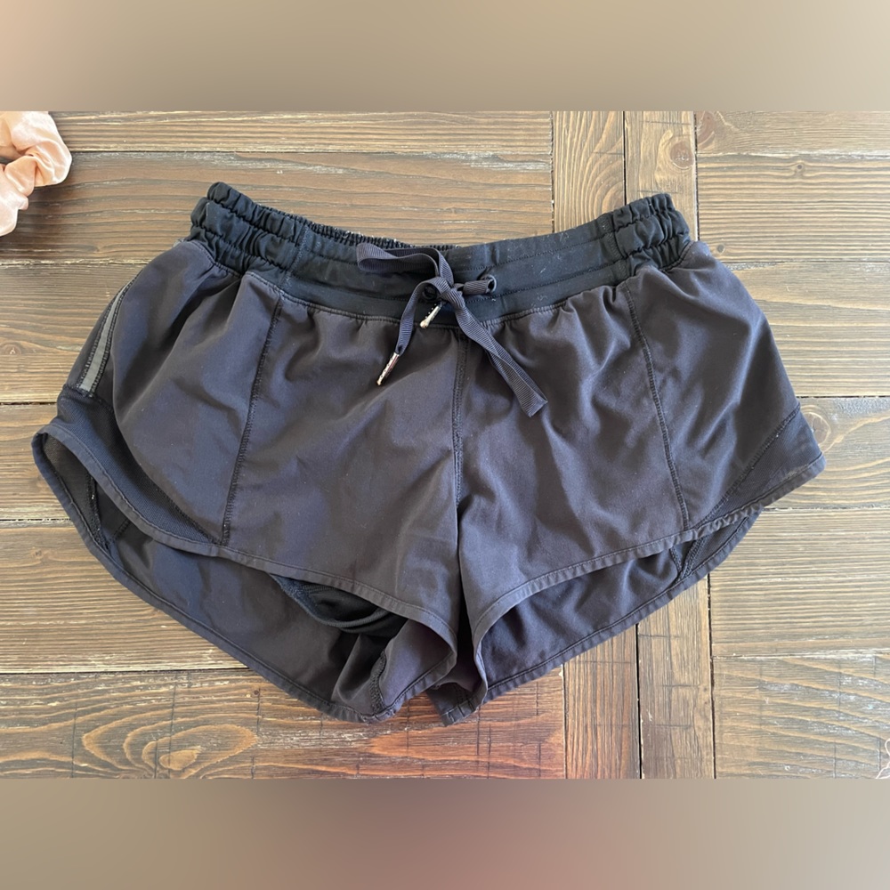 lululemon hotty got short 2.5” in black
